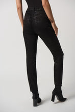 Load image into Gallery viewer, Stylish slim-fit crop jeans with a houndstooth pattern, made from quality denim to enhance leg length and versatility for any occasion.

