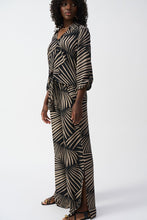 Load image into Gallery viewer,  Elegant gauze top with tropical print, front knot detail, V-shaped neckline, and three-quarter sleeves for a chic look.
