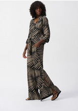 Load image into Gallery viewer, Modern gauze top with tropical print, V-neckline, front knot, and three-quarter sleeves for a chic, sophisticated look.



