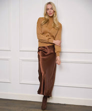 Load image into Gallery viewer, Exquisite long skirt in crushed satin, made from 100% acetate, designed with a comfortable elastic waistband for elegance.
