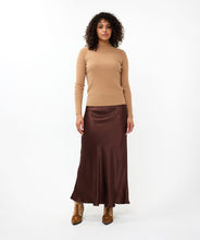 Load image into Gallery viewer, Luxurious long skirt crafted from crushed satin, 100% acetate, with an elastic waistband for ultimate comfort and style.
