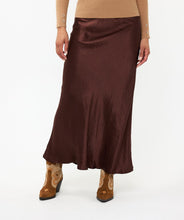 Load image into Gallery viewer, Elegant long skirt in crushed satin, 100% acetate, featuring a comfortable elastic waistband for a luxurious fit.
